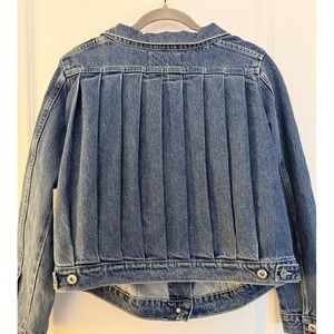 Rare Levi's Denim Jacket Women's Medium Back Pleat Detail Medium Wash